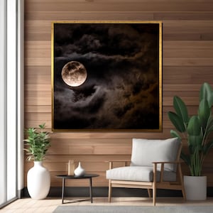 Puede incluir: Una luna llena brilla intensamente a trav&eacute;s de nubes oscuras y arremolinadas en un cielo nocturno. La luna es de color amarillo p&aacute;lido y parece estar elev&aacute;ndose por encima de las nubes.