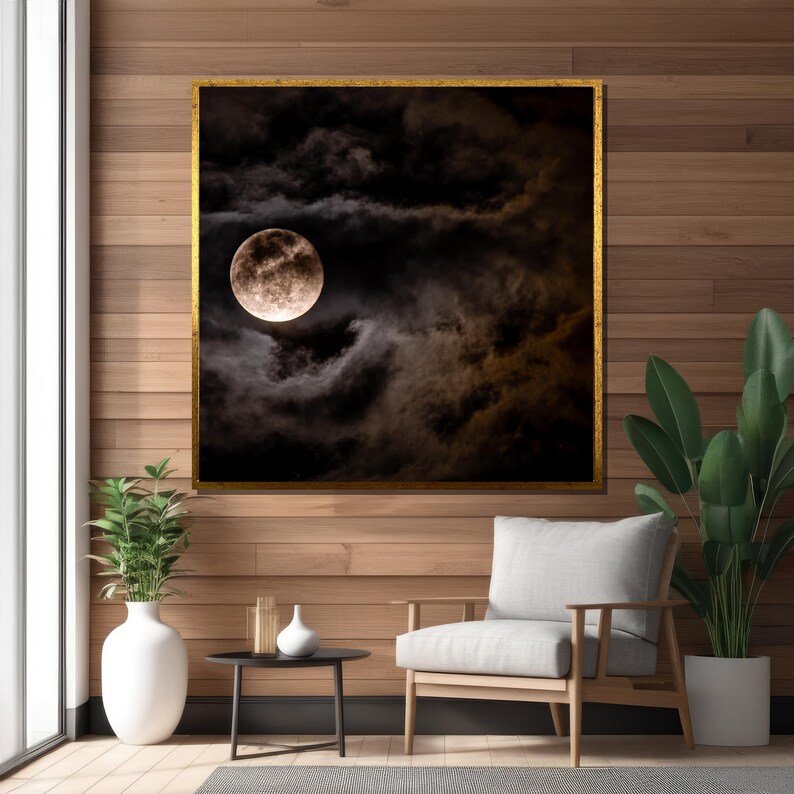 Puede incluir: Una luna llena brilla intensamente a trav&eacute;s de nubes oscuras y arremolinadas en un cielo nocturno. La luna es de color amarillo p&aacute;lido y parece estar elev&aacute;ndose por encima de las nubes.
