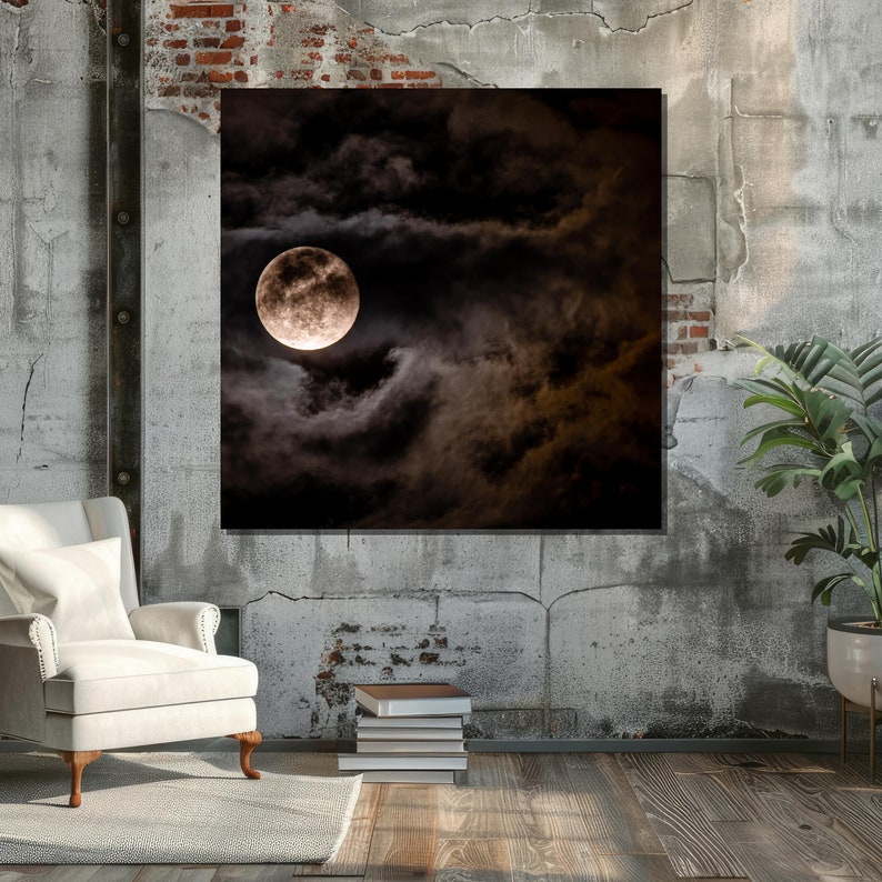 Puede incluir: Una luna llena brilla intensamente a trav&eacute;s de nubes oscuras y arremolinadas en un cielo nocturno.