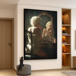 Peut inclure: Impression sur toile encadrée d'une femme appliquant du rouge à lèvres devant un miroir de coiffeuse. Elle porte une robe bustier et des bijoux. Le miroir et la coiffeuse sont ornés, avec divers articles de maquillage visibles. L'œuvre est exposée dans un intérieur moderne.