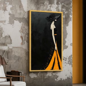 Pode incluir: Uma obra de arte emoldurada com uma ilustração estilizada de uma mulher em um vestido e chapéu pretos. O vestido tem detalhes em laranja e o fundo é preto. A moldura é dourada.