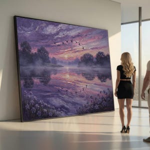 Puede incluir: Un gran cuadro al óleo enmarcado de forma rectangular que representa un paisaje sereno al atardecer con un lago tranquilo, nubes púrpuras y rosas, siluetas de árboles y una bandada de pájaros volando, con pinceladas gruesas y texturizadas.