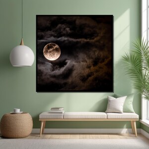 Puede incluir: Una luna llena brilla intensamente a trav&eacute;s de nubes oscuras y arremolinadas en una fotograf&iacute;a en blanco y negro.