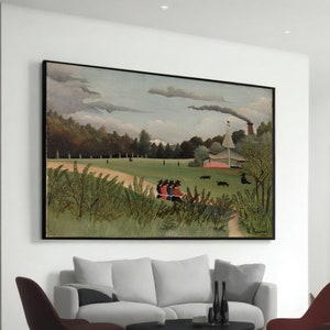 Pode incluir: Uma pintura que retrata um grupo de pessoas em um ambiente de parque. A cena é dominada por um grande campo verde com um caminho que leva a um edifício à distância. O edifício tem um telhado branco e um mastro com uma bandeira francesa a voar. Há árvores ao redor do campo e algumas pessoas caminhando à distância. A pintura é assinada "H. Rousseau" no canto inferior direito.