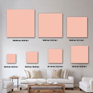 Puede incluir: Una comparaci&oacute;n de diferentes tama&ntilde;os de impresiones en lienzo cuadradas. Las impresiones son todas de color melocot&oacute;n claro y se muestran en una pared blanca en un sal&oacute;n.