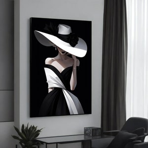 Puede incluir: Una ilustración en blanco y negro de una mujer con un gran sombrero blanco con un lazo negro y un vestido blanco y negro.