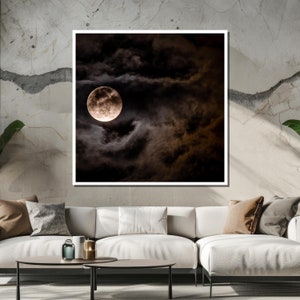 Puede incluir: Una luna llena brilla intensamente a trav&eacute;s de nubes oscuras y arremolinadas en el cielo nocturno.
