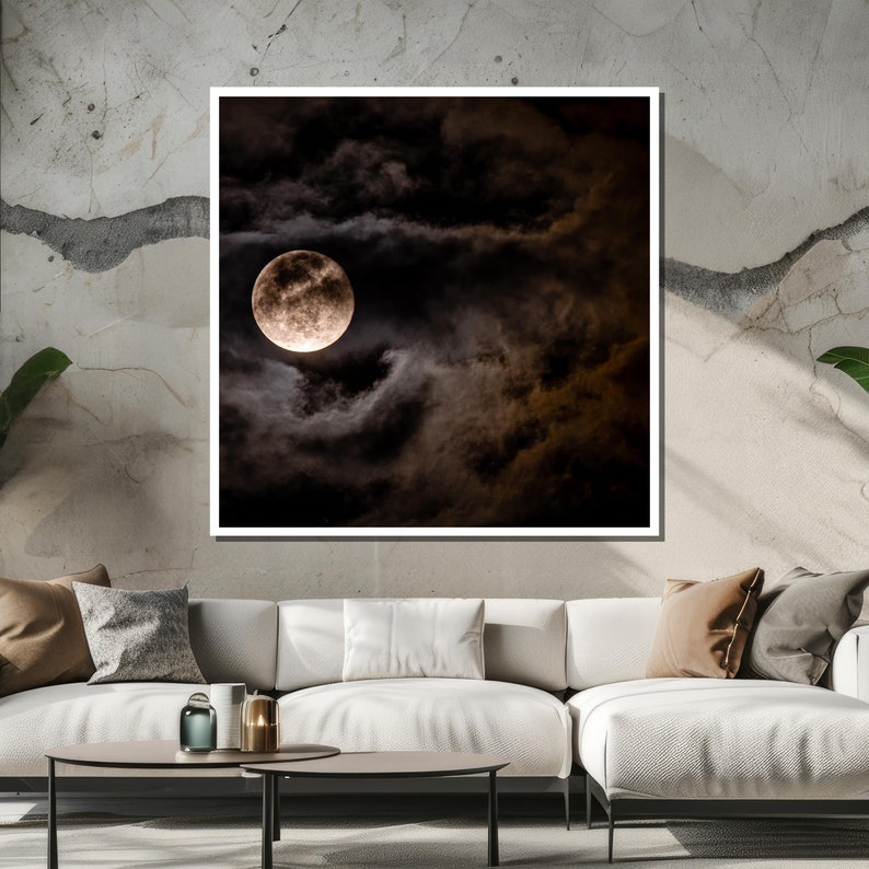 Puede incluir: Una luna llena brilla intensamente a trav&eacute;s de nubes oscuras y arremolinadas en el cielo nocturno.