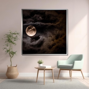 Puede incluir: Una fotograf&iacute;a enmarcada de una luna llena en un cielo oscuro y nublado. La luna es de color amarillo p&aacute;lido y est&aacute; parcialmente oscurecida por las nubes. La fotograf&iacute;a est&aacute; colgada en una pared rosa claro sobre una mesa de caf&eacute; marr&oacute;n claro y un sill&oacute;n verde claro.