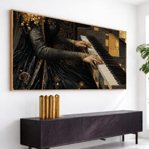 Puede incluir: Un cuadro rectangular de pared que muestra a una persona con un vestido negro con intrincados bordados dorados tocando el piano. La escena incluye un fondo oscuro con patrones geométricos dorados y un piano con teclas blancas y negras.