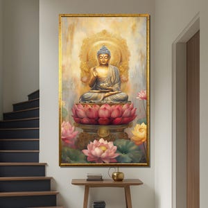 Puede incluir: Una pintura de un Buda dorado sentado en posición de loto sobre una flor de loto rosa. El Buda está rodeado por un halo de luz y lleva una túnica dorada. El fondo es de un amarillo y blanco suave.
