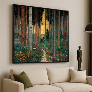 Könnte beinhalten: Ein gerahmter Kunstdruck zeigt eine Waldszene mit hohen Bäumen und einem Pfad. Das Kunstwerk verwendet eine lebendige Farbpalette aus Grün-, Orange- und Gelbtönen, die Tiefe und Ruhe erzeugt. Der Druck wird über einem beigen Sofa ausgestellt.