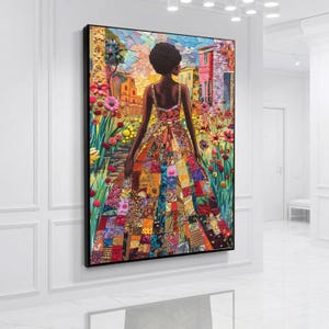 Può includere: Un'opera d'arte murale rettangolare che raffigura una persona dalla pelle scura e capelli ricci vista di spalle, che indossa un lungo abito realizzato con un colorato patchwork di vari motivi in tessuto, in un giardino vivace con fiori.