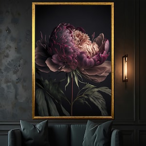 Op de afbeelding: Een close-up van een enkele, grote, donkerroze pioenroos met een lichtroze hart. De bloem is scherp, terwijl de donkergroene bladeren en stengels op de achtergrond licht wazig zijn. De afbeelding heeft een vintage, romantische uitstraling.