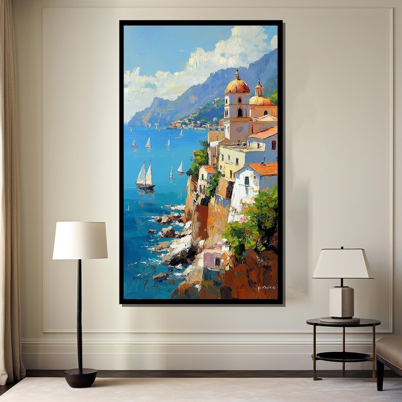 Pu&ograve; includere: Un dipinto colorato di una citt&agrave; costiera con edifici bianchi e un mare blu. Le barche a vela sono nell'acqua di fronte alla citt&agrave;. Il cielo &egrave; blu con nuvole bianche.