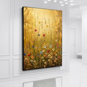 Puede incluir: Una pieza de arte mural rectangular que presenta una pintura al óleo texturizada de un prado de flores silvestres. La composición muestra tallos verdes largos y delgados con pequeñas flores coloridas en tonos rojos, amarillos, azules y blancos.