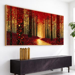 Könnte beinhalten: Ein rechteckiger Wandkunstdruck mit einer Waldszene, hohen dunklen Baumstämmen, leuchtend rotem Laub und goldenen kreisförmigen Mustern. Ein heller, goldener Pfad schlängelt sich durch die Mitte der dichten, texturierten Waldlandschaft.