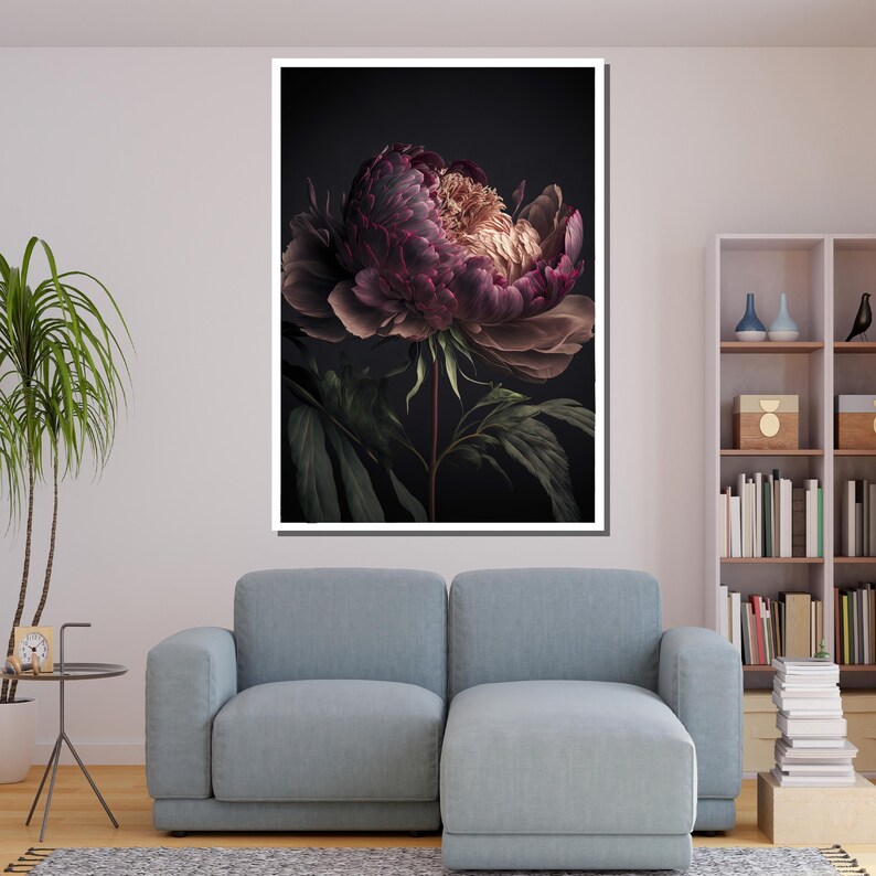 Op de afbeelding: Een close-up van een enkele, grote, donkerroze pioenroos met een lichtroze hart. De bloem is scherp, terwijl de donkergroene bladeren erachter licht wazig zijn. De achtergrond is donker, bijna zwart.