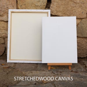 Pu&ograve; includere: Due tele bianche, una tesa su un telaio di legno e l'altra su un piccolo cavalletto. Il testo "STRETCHEDWOOD CANVAS" &egrave; stampato sul pavimento davanti alle tele.