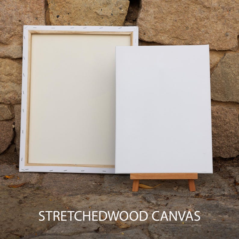 Pu&ograve; includere: Due tele bianche, una tesa su un telaio di legno e l'altra su un piccolo cavalletto. Il testo "STRETCHEDWOOD CANVAS" &egrave; stampato sul pavimento davanti alle tele.