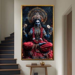 Puede incluir: Una pintura colorida de una diosa hindú con piel azul, sentada en una postura meditativa. Está adornada con joyas y flores, y sus ojos están cerrados. El fondo es oscuro y misterioso, con un halo dorado alrededor de su cabeza.