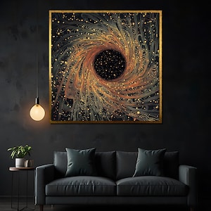 Può includere: Stampa d'arte astratta con un buco nero vorticoso con linee dorate e arancioni e punti bianchi su uno sfondo nero. La stampa è incorniciata in una cornice dorata.