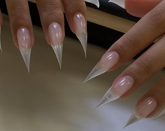Unhas postiças transparentes com garras de lobisomem, unhas acrílicas afiadas estilo anime.