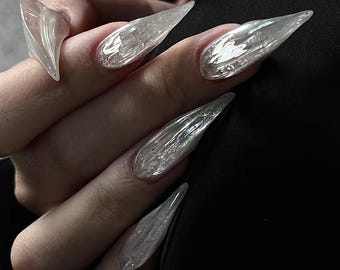 Crystal color eagle claw animal claw wearing armor, dragon claw fox claw
