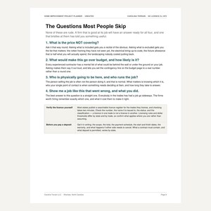 Może przedstawiać: Biała strona z planera projekt&oacute;w remontowych zatytułowana The Questions Most People Skip. Zawiera cztery numerowane pytania do wykonawc&oacute;w, w tym dotyczące zakresu prac, ryzyka budżetowego, personelu oraz błęd&oacute;w w poprzednich projektach.