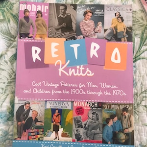 Könnte beinhalten: Ein Buch mit dem Titel "Retro Knits" mit einem rosa Einband und farbigem Text. Das Buch enthält Vintage-Strickmuster für Männer, Frauen und Kinder aus den 1900er bis 1970er Jahren. Das Cover zeigt Bilder von Vintage-Strickmagazinen.