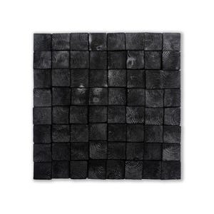 Op de afbeelding: Een zwart houten wandkunstwerk gemaakt van kleine vierkante blokken met een houtnerfpatroon.