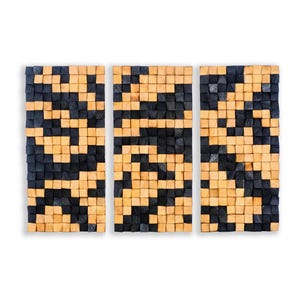 Puede incluir: Tres paneles de pared de madera con un patrón geométrico de cuadrados negros y de madera natural.