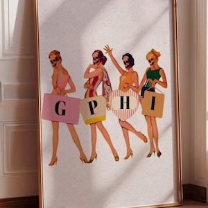 Peut inclure: Une impression d'art encadrée représentant quatre personnages en robes et talons vintage, chacun avec un visage de crâne. Ils portent des sacs ou des panneaux avec les lettres G, P, H et I. L'œuvre a une esthétique rétro.