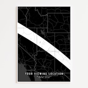 Può includere: Una stampa di mappa in bianco e nero degli Stati Uniti, con una banda bianca diagonale. La stampa include il testo "YOUR VIEWING LOCATION" in basso, insieme alle coordinate geografiche. La stampa è incorniciata in bianco.