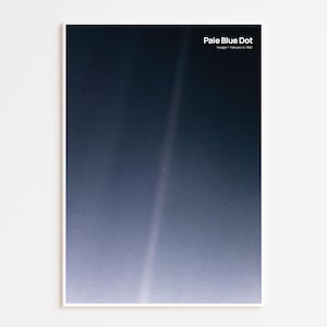 Op de afbeelding: Een rechthoekige wandposter met de Pale Blue Dot-foto. De afbeelding toont een donkerblauwe gradiëntachtergrond met een verticale lichtstraal en een minuscuul stipje in het midden. De tekst Pale Blue Dot en Voyager 1 February 14, 1990 is zichtbaar.