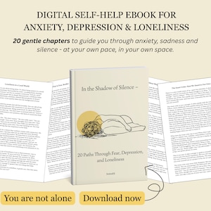 Könnte beinhalten: Ein digitales Selbsthilfe-E-Book mit dem Titel "In the Shadow of Silence" für Angst, Depression und Einsamkeit. Das Cover zeigt eine Illustration einer liegenden Person mit einer gelben Sonne. Das E-Book verspricht 20 Kapitel, die Sie durch Angst, Traurigkeit und Stille führen.