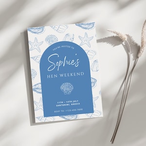 Könnte beinhalten: Eine blaue und weiße Einladungskarte mit einem Muschel-Design. Der Text lautet "You're invited to Sophie's Hen Weekend 11th - 14th July Santorini, Greece RSVP to: +123-456-7890"