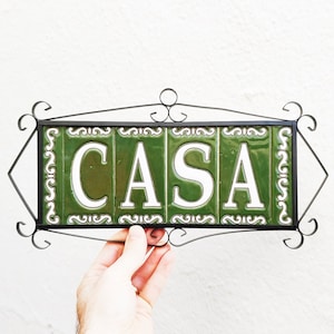 Letras e números em cerâmica 11cm. (4.3") para parede - Esmaltado à mão em Espanha - Modelos "OLIVE GREEN" - Número em letras cerâmicas -