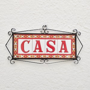 Letras e números em cerâmica 11cm. (4.3") para parede - Esmaltado à mão em Espanha - Modelos "FLORES ROJO" - Número de letras em cerâmica -