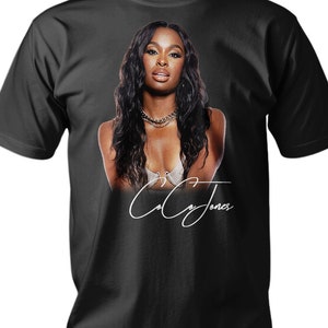 Könnte beinhalten: Schwarzes T-Shirt mit einem Farbbild einer Frau mit langen dunklen Haaren und einer weißen Unterschrift, die "Coco Jones" lautet.