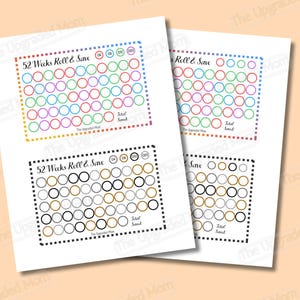 Puede incluir: Dos rastreadores de ahorro 52 Weeks Roll & Save imprimibles en papel blanco. El rastreador superior presenta círculos coloridos y etiquetas de dados D4, D8, D12, D20. El inferior usa círculos negros y dorados con etiquetas y el texto Total Saved.