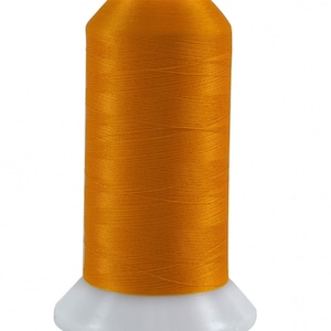 Puede incluir: Una bobina de hilo naranja brillante con una bobina de plástico blanca.