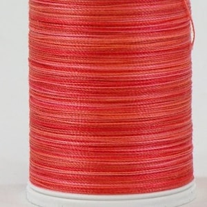 Könnte beinhalten: Eine Spule mit rotem, rosa und orangefarbenem Stickgarn. Das Garn ist auf einer weißen Kunststoffspule aufgewickelt.