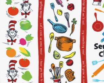 Puede incluir: Una tela blanca con un borde rojo y un patrón repetitivo de un gato con un sombrero rojo y blanco, verduras y utensilios de cocina. El texto "all the things that we'll eat. Try something new! We'll grow in our garden" y "Things are getting messy. Let's cook up some more! I hear you love to cook!" está impreso en la tela.