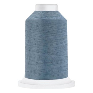 Puede incluir: Una bobina de hilo azul claro en una bobina de plástico blanca.