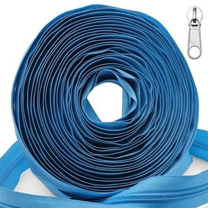 Può includere: Un rotolo di nastro per cerniera blu, un comune accessorio per cucire utilizzato per creare cerniere. Il nastro è arrotolato ed è pronto per essere utilizzato per una varietà di progetti di cucito.