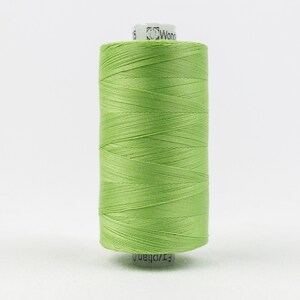 Pode incluir: Uma bobina de fio de costura verde claro. A bobina é etiquetada "Wonderfil 40wt Cotton".