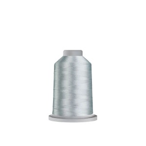 Può includere: Una bobina di filo blu chiaro, ideale per progetti di cucito e ricamo. Il filo è avvolto ordinatamente su una base e una parte superiore in plastica bianca, creando un aspetto ordinato. Il filo ha una leggera lucentezza, suggerendo un materiale di alta qualità.