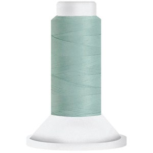 Puede incluir: Una bobina de hilo azul claro en un carrete de plástico blanco.