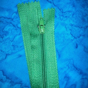 Green Nylon 22 inch Size 3 Zippers- Sewing - Crafting - Purse- Clothing Kelly Green Zippers